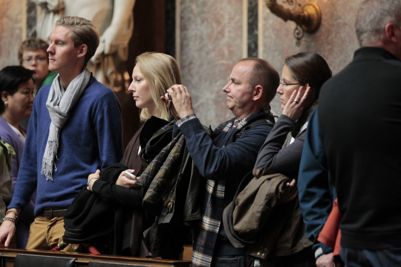 Besucherinnen und Besucher besichtigen das Parlamentsgebäude