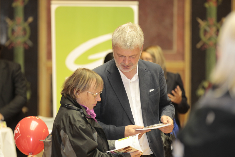 Nationalratsabgeordneter Karl Öllinger im Gespräch mit einer Besucherin
