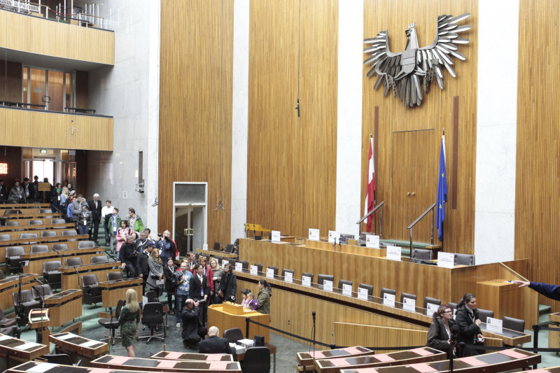 Besucherinnen und Besucher besichtigen das Parlamentsgebäude