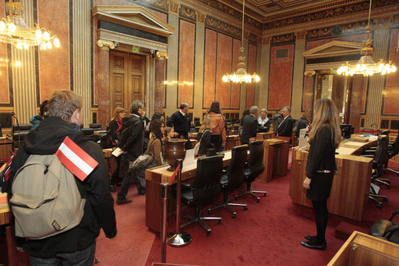 Besucherinnen und Besucher besichtigen das Parlamentsgebäude - Bundesräte geben Auskunft