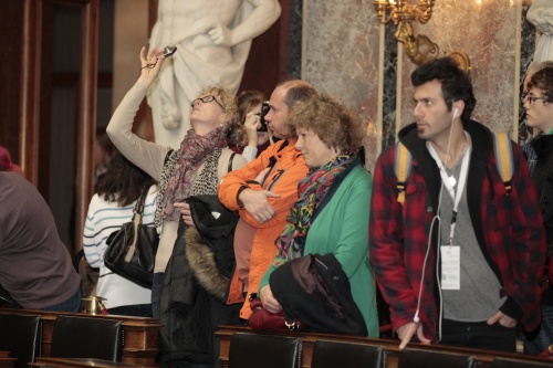 Besucherinnen und Besucher besichtigen das Parlamentsgebäude