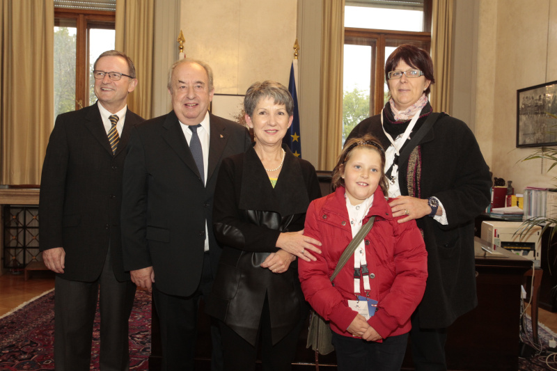 v.li. Klubobmann Karlheinz Kopf, Zweiter Nationalratspräsident Fritz Neugebauer, Nationalratspräsidentin Barbara Prammer mit Besucherinnen