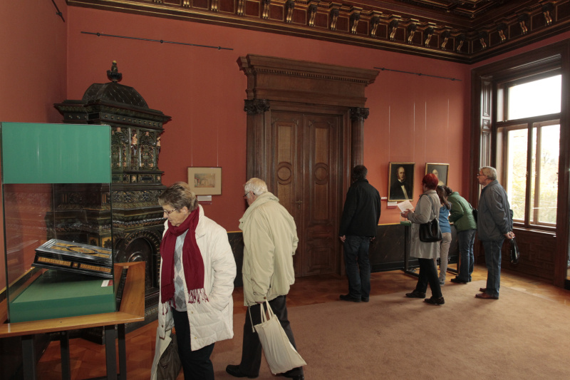 BesucherInnen besichtigen die Ausstellung der Familie Epstein im Palais Epstein