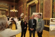 Ein Foto mit v.li. Nationalratsabgeordnete Elisabeth Hakel, Klubobmann Josef Cap und einem Besucher
