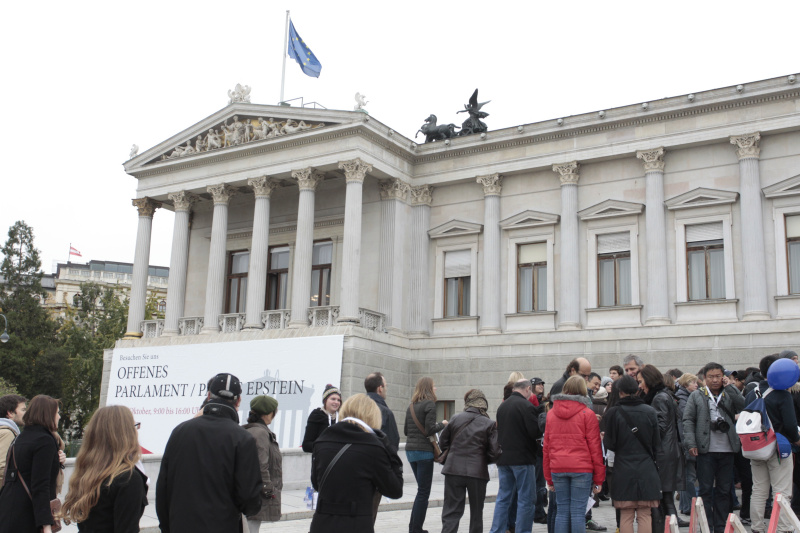 BesucherInnen warten vor dem Hauptportal auf Einlass