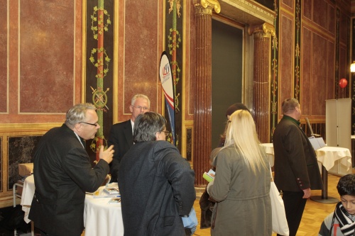 Nationalräte der FPÖ im Gespräch mit BesucherInnen