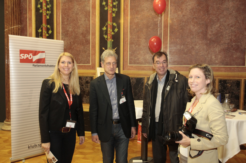 v.li. Nationalratsabgeordnete Elisabeth Hakel, Klubobmann Josef Cap mit  BesucherInnen