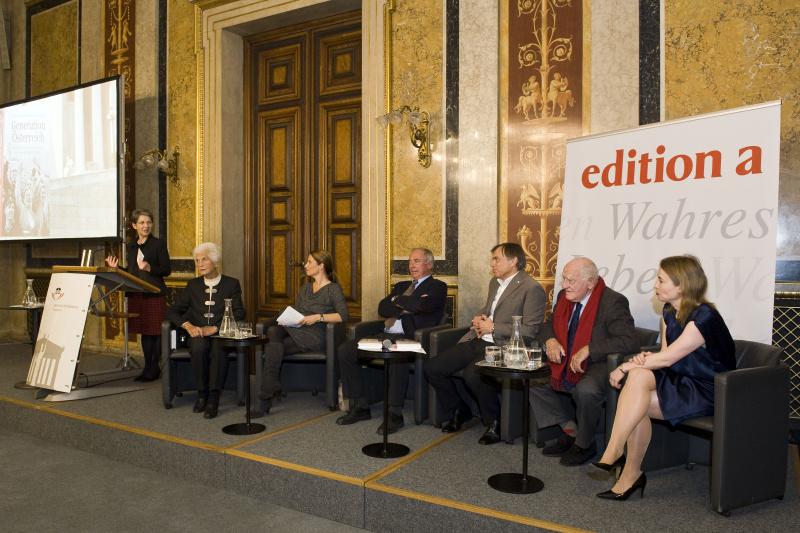v.li.: Begrüßung durch Nationalratspräsidentin Barbara Prammer. Am Podium Freda Meissner-Blau, Barbara Stöckl, Karl Schranz, Gerhard Jelinek, Erich Lessing und Birgit Mosser-Schuöcker