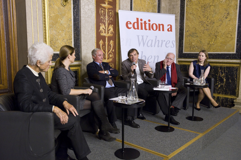 Am Podium v.li.: Freda Meissner-Blau, Barbara Stöckl, Karl Schranz, Gerhard Jelinek, Erich Lessing und Birgit Mosser-Schuöcker