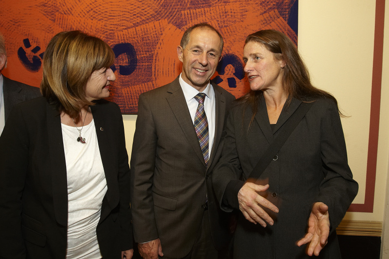 v.li.: Landesrätin für Kultur der Tiroler Landesregierung Beate Palfrader, Bundesratspräsident Georg Keuschnigg und die Künstlerin Claudia Hirtl im Gespräch
