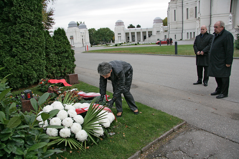 Nationalratspräsidentin Barbara Prammer und der Zweite Nationalratspräsident Fritz Neugebauer bei der Kranzniederlegung am Grab von Anton Benya