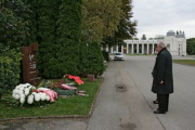 Nationalratspräsidentin Barbara Prammer und der Zweite Nationalratspräsident Fritz Neugebauer bei der Kranzniederlegung am Grab von Anton Benya