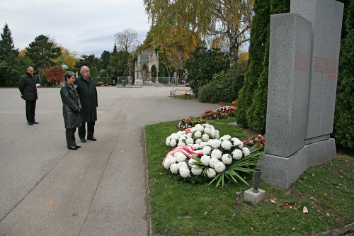 Nationalratspräsidentin Barbara Prammer und der Zweite Nationalratspräsident Fritz Neugebauer bei der Kranzniederlegung am Grab von Johann Böhm