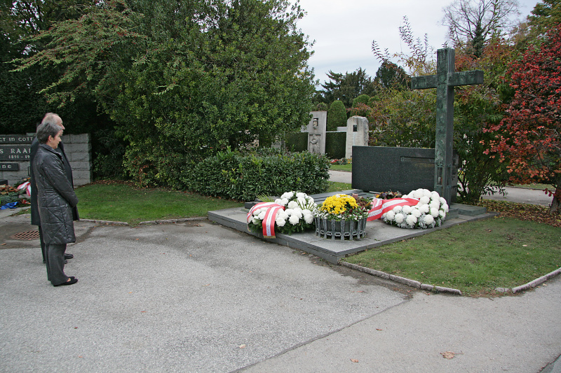 Nationalratspräsidentin Barbara Prammer und der Zweite Nationalratspräsident Fritz Neugebauer bei der Kranzniederlegung am Grab von Leopold Figl