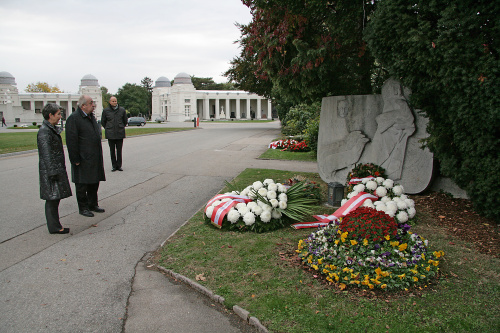 Nationalratspräsidentin Barbara Prammer und der Zweite Nationalratspräsident Fritz Neugebauer bei der Kranzniederlegung am Grab von Leopold Kunschak