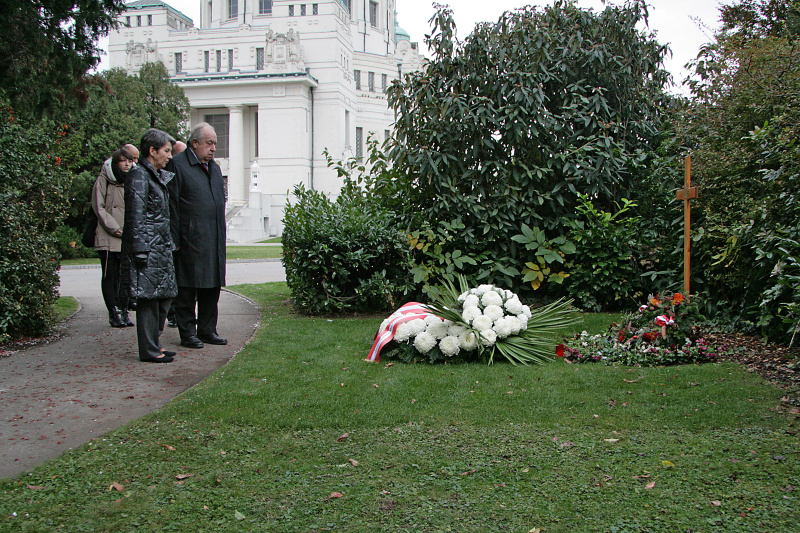 Nationalratspräsidentin Barbara Prammer und der Zweite Nationalratspräsident Fritz Neugebauer bei der Kranzniederlegung am Grab von Alfred Maleta