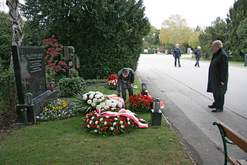 Nationalratspräsidentin Barbara Prammer und der Zweite Nationalratspräsident Fritz Neugebauer bei der Kranzniederlegung am Grab von Leopold Gratz