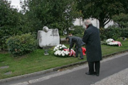 Nationalratspräsidentin Barbara Prammer und der Zweite Nationalratspräsident Fritz Neugebauer bei der Kranzniederlegung am Grab von Otto Probst