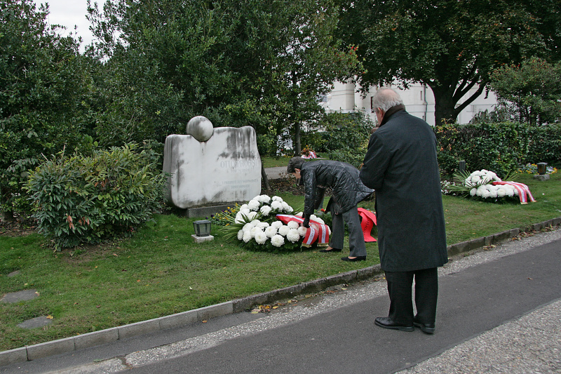 Nationalratspräsidentin Barbara Prammer und der Zweite Nationalratspräsident Fritz Neugebauer bei der Kranzniederlegung am Grab von Otto Probst