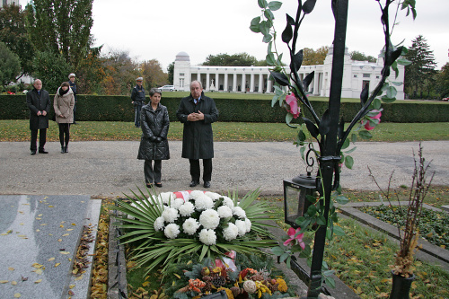 Nationalratspräsidentin Barbara Prammer und der Zweite Nationalratspräsident Fritz Neugebauer bei der Kranzniederlegung am Grab von Felix Hurdes