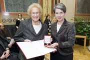 v.li.: Kammersängerin Hilde Zadek und Nationalratspräsidentin Barbara Prammer bei der Ehrenzeichenüberreichung