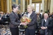 v.li.: Nationalratspräsidentin Barbara Prammer überreicht Kammersängerin Hilde Zadek einen Blumenstrauß