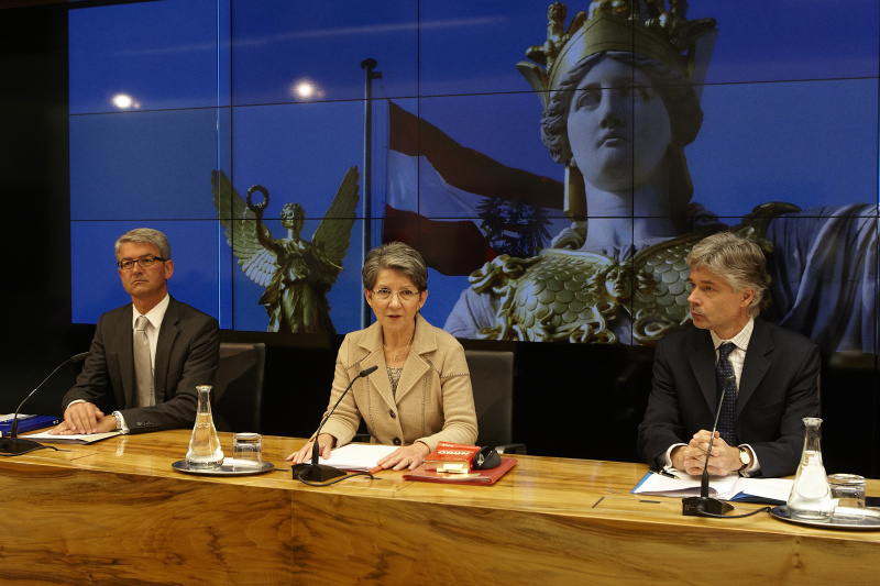 Am Podium v.li.: Parlamentsvizedirektor Alexis Wintoniak, Nationalratspräsidentin Barbara Prammer und Parlamentsdirektor Harald Dossi