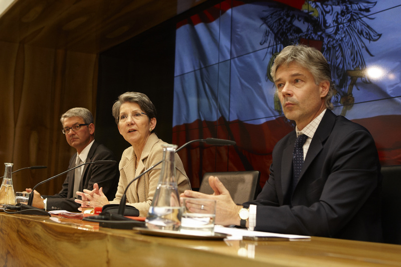 Am Podium v.li.: Parlamentsvizedirektor Alexis Wintoniak, Nationalratspräsidentin Barbara Prammer und Parlamentsdirektor Harald Dossi