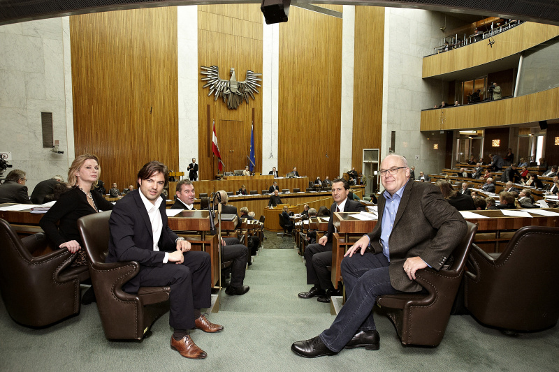 Die Abgeordneten des Parlamentsklubs Team Stronach haben ihre Plätze eingenommen. v.li.: Die Nationalratsabgeordneten Elisabeth Kaufmann-Bruckberger, Stefan Markowitz, Christoph Hagen,  Klubobmann Robert Lugar und Erich Tadler
