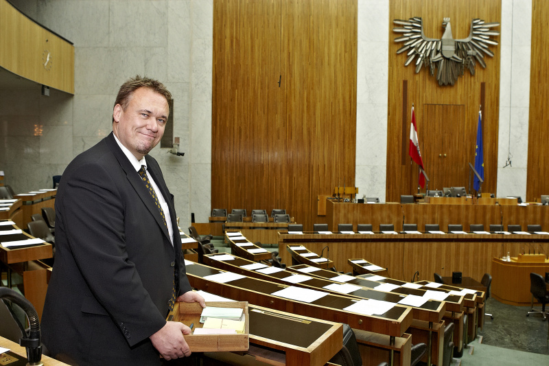 Einrichtung der Arbeitsplätze des neuen Parlamentsklubs Team Stronach durch einen Mitarbeiter der Parlamentsdirektion