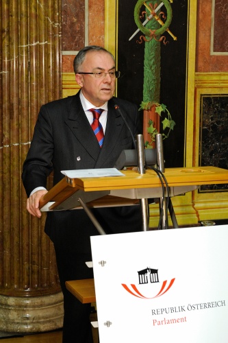 Nationalratsabgeordneter Peter Fichtenbauer (F) am Rednerpult