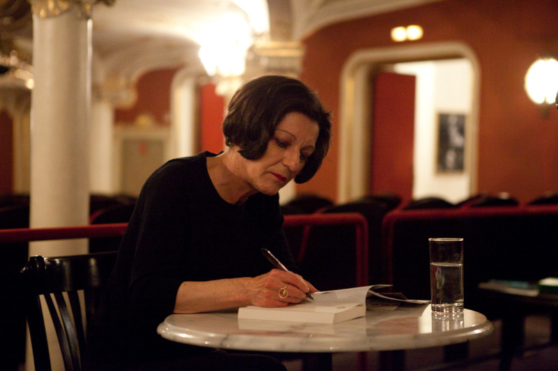 Herta Mueller beim Signieren