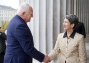 Der Staatspräsident der Tschechischen Republik Vaclav Klaus wird durch Nationalratspräsidentin Barbara Prammer begrüßt