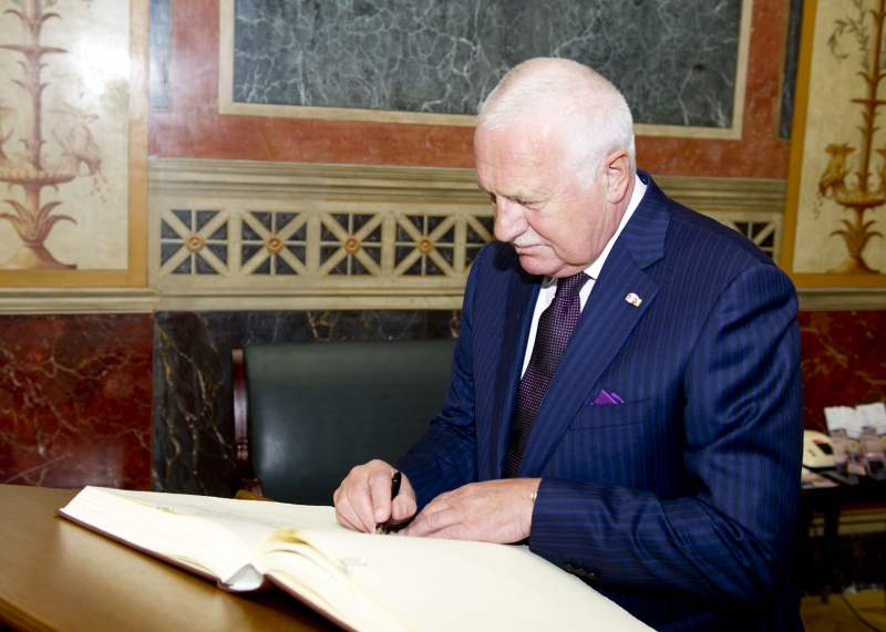Der Staatspräsident der Tschechischen Republik Vaclav Klaus beim Eintrag in das Gästebuch
