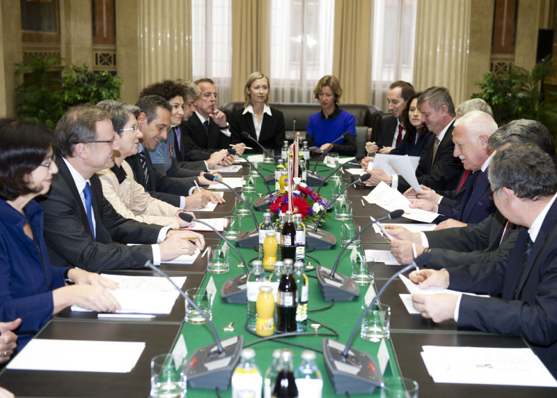 Aussprache. Linke Bildhälfte: Österreichische Delegation v.li.: Nationalratsabgeordnete Christine Muttonen (S), ÖVP-Klubobmann Karlheinz Kopf, Nationalratspräsidentin Barbara Prammer, FPÖ-Klubobmann Heinz-Christian Strache, Nationalratsabgeordnete Alev Korun (G), Parlamentsdirektor Harald Dossi und drei Parlamentsbedienstete. Rechte Bildhälfte: Tschechische Delegation mit dem Staatspräsidenten Vaclav Klaus (3.v.re.)