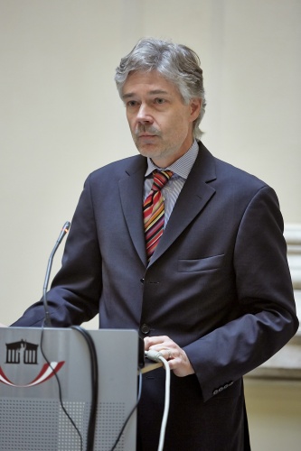 Parlamentsdirektor Harald Dossi am Rednerpult