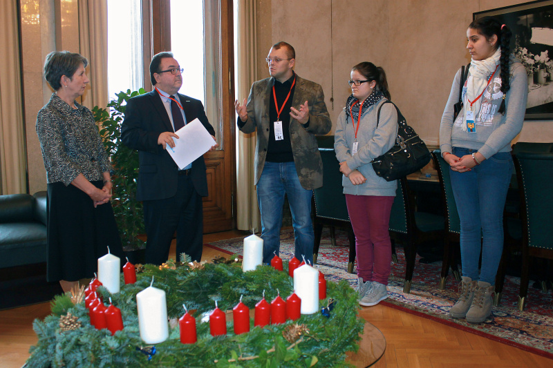 Überreichung des Diakonie-Adventkranzes an Nationalratspräsidentin Barbara Prammer (li.) durch Diakonie-Direktor Michael Chalupka (2.v.li.)