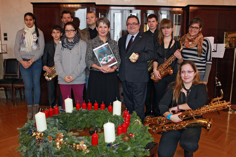 Überreichung des Diakonie-Adventkranzes an Nationalratspräsidentin Barbara Prammer( Mitte li.) durch Diakonie-Direktor Michael Chalupka (Mitte re.)