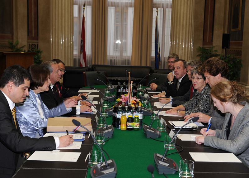 Aussprache. Linke Seite die Delegation aus Costa Rica mit dem Außenminister José Enrique Castillo Barrantes (2.v.li..). Rechte Seite: Österreichische Delegation v.li. Zwei Parlamentsbedienstete, Parlamentsdirektor Harald Dossi, Nationalratspräsidentin Barbara Prammer, Büroleiter der Nationalratspräsidentin Helfried Carl und eine Parlamentsbedienstete.