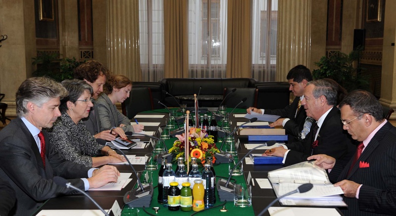 Aussprache. Linke Seite: Österreichische Delegation v.li.  Parlamentsdirektor Harald Dossi, Nationalratspräsidentin Barbara Prammer, Büroleiter der Nationalratspräsidentin Helfried Carl und eine Parlamentsbedienstete. Rechte Seite die Delegation aus Costa Rica mit dem Außenminister José Enrique Castillo Barrantes (2.v.re.)