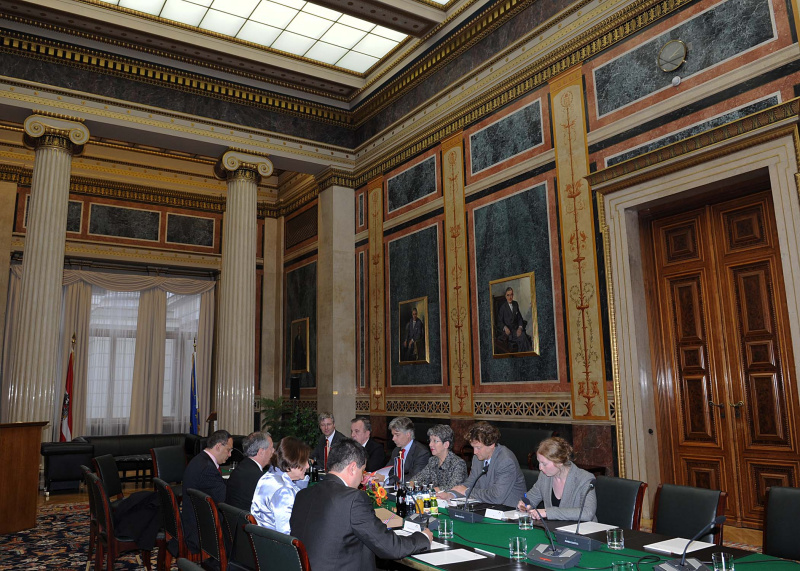 Aussprache. Linke Seite die Delegation aus Costa Rica mit dem Außenminister José Enrique Castillo Barrantes (2.v.li.). Rechte Seite: Österreichische Delegation v.li. Zwei Parlamentsbedienstete, Parlamentsdirektor Harald Dossi, Nationalratspräsidentin Barbara Prammer, Büroleiter der Nationalratspräsidentin Helfried Carl und eine Parlamentsbedienstete.