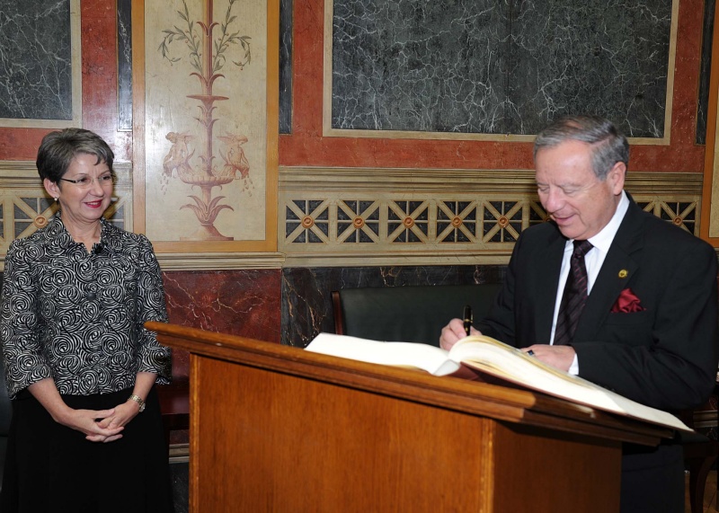 v.li. Nationalratspräsidentin Barbara Prammer und der Außenminister Costa Ricas José Enrique Castillo Barrantes beim Eintrag in das Gästebuch