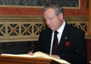 Der Außenminister Costa Ricas José Enrique Castillo Barrantes beim Eintrag in das Gästebuch