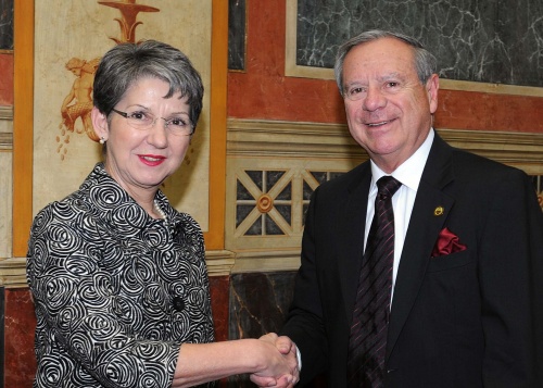 v.li. Nationalratspräsidentin Barbara Prammer begrüßt den Außenminister Costa Ricas José Enrique Castillo Barrantes