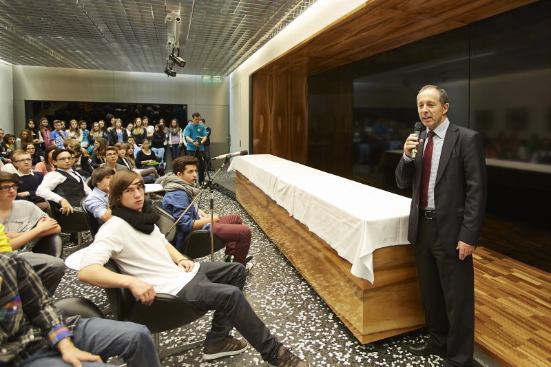 Bundesratspräsident Georg Keuschnigg begrüsst die SchülerInnen der teilnehmenden Schulen aus Tirol