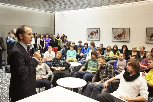 Bundesratspräsident Georg Keuschnigg begrüsst die SchülerInnen der teilnehmenden Schulen aus Tirol