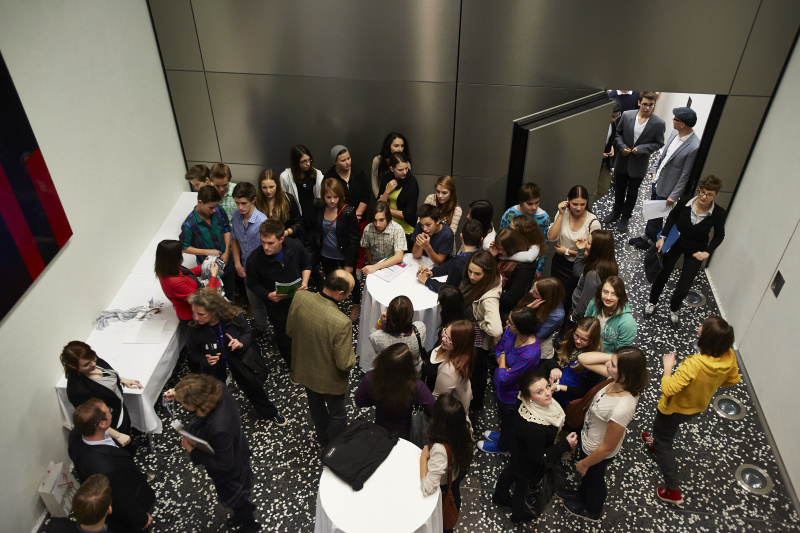 Die SchülerInnen der teilnehmenden Schulen aus Tirol vor dem Pressezentrum