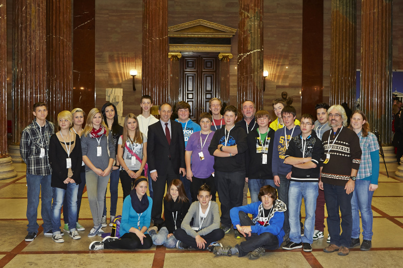 Gruppenfoto mit Bundesratspräsident Georg Keuschnigg (Mitte) und den SchülerInnen den teilnehmenden Schulen aus Tirol