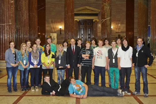 Gruppenfoto mit Bundesratspräsident Georg Keuschnigg (Mitte) und den SchülerInnen den teilnehmenden Schulen aus Tirol