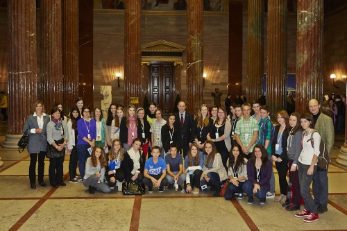 Gruppenfoto mit Bundesratspräsident Georg Keuschnigg (Mitte) und den SchülerInnen den teilnehmenden Schulen aus Tirol